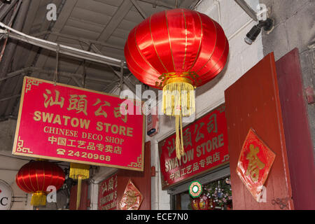 Rue Royale, Swatow Store Ladenschild in chinesischen Schriftzeichen, Chinatown, Port Louis, Mauritius Stockfoto