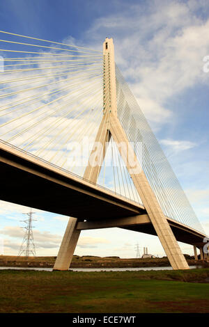 Die Flintshire Bridge, A548, überspannt die Dee Mündung und verbindet den Connah’s Quay mit dem südlichen Ende der Wirral-Halbinsel in Nordwales Stockfoto