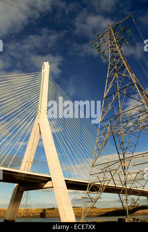 Die Flintshire Bridge, A548, überspannt die Dee Mündung und verbindet den Connah’s Quay mit dem südlichen Ende der Wirral-Halbinsel in Nordwales Stockfoto