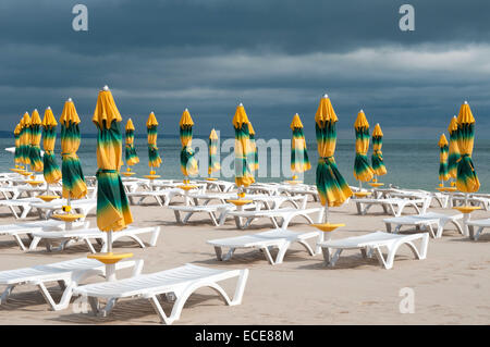 Dies ist das Back-End am Strand.  Sonnenschirme abgeschlossen wurde. Stockfoto