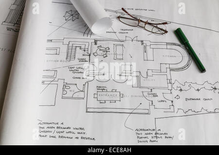Hand gezeichnet Architekten Haus oder Immobilien-Pläne - umfasst gerollte Pläne, Stifte und Brille. Stockfoto