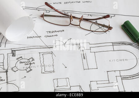 Architekt, gezeichnete Entwürfe oder Pläne für eine Renovierung.  Für die Planung der Anwendungen im Vereinigten Königreich verwendet Stockfoto