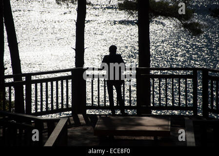 Silhouette des jungen Mannes Blick auf Kawaguchi-See, Japan. Stockfoto