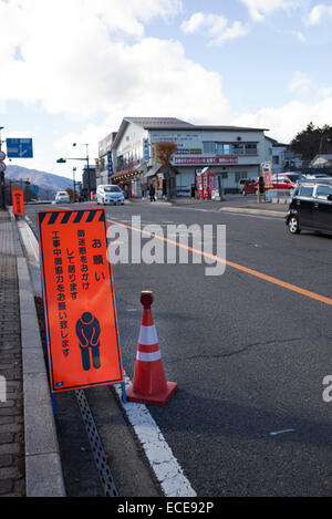 Höflich Wartung Straßenschild in Nikko, Japan. Stockfoto