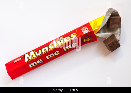 Paket von Nestle Munchies Pralinen offene Inhalte isoliert auf weißem Hintergrund anzeigen Stockfoto