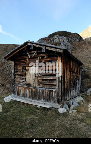 Eine Berghütte über Lech, Österreich. Die Hütte wird zum Trocknen von Heu und Lufttrocknung Schinken verwendet. Stockfoto
