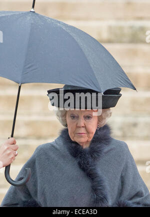 Brüssel, Belgien. 12. Dezember 2014. Prinzessin Beatrix der Niederlande besucht die Beerdigung der belgischen Königin Fabiola in der Kathedrale St. Michael und St. Gudula in Brüssel, 12. Dezember 2014. Foto: Patrick van Katwijk / Frankreich, - kein Draht-SERVICE-/ Dpa/Alamy Live News Stockfoto