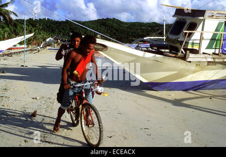 Fahrrad am Strand entlang. Bulabog Beach. Boracay. Philippinen. Boracay ist eine kleine Insel in den Philippinen liegt etwa 31 Stockfoto