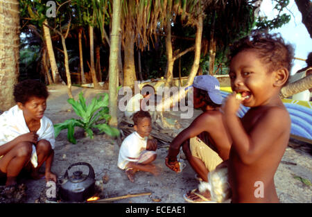 Familie Fischer. Zubereitung des Frühstücks. Bulabog Beach. Boracay.  Philippinen. Boracay ist eine kleine Insel in den Philippinen-loc Stockfoto