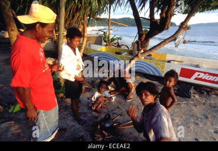 Familie Fischer. Zubereitung des Frühstücks. Bulabog Beach. Boracay.  Philippinen. Boracay ist eine kleine Insel in den Philippinen-loc Stockfoto