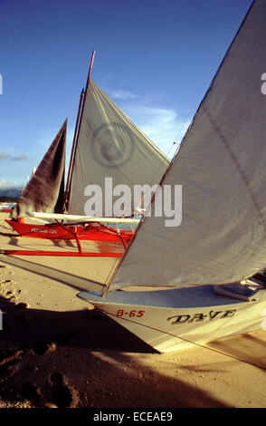 Praxis Segeln Boote. Weißen Strand. Boracay. Philippinen. Boracay ist eine kleine Insel in den Philippinen befindet sich ca. Stockfoto