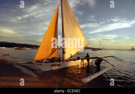 Praxis Segeln Boote. Weißen Strand. Boracay. Philippinen. Boracay ist eine kleine Insel in den Philippinen befindet sich ca. Stockfoto