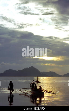 Romantischer Sonnenuntergang in der Bucht Strand Coronn-Corong. Bacuit Archipels. Palawan. El Nido. Philippinen. El Nido (offiziell die Mu Stockfoto