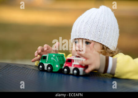 USA, South Carolina, Greenville County, Greenville, Boy (2-3) mit Spielzeugautos spielen Stockfoto