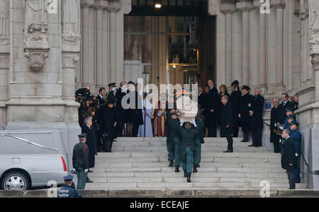 Brüssel, Belgien. 12. Dezember 2014. Soldaten tragen den Sarg der belgischen Königin Fabiola in der Frauenkirche für die Trauerfeier in Laeken, Brüssel, Hauptstadt von Belgien, 12. Dezember 2014. Belgiens Königin Fabiola, Witwe von König Baudouin und Königin zwischen 1960 und 1993, starb im Alter von 86 Jahren am 5. Dezember. Bildnachweis: Zhou Lei/Xinhua/Alamy Live-Nachrichten Stockfoto