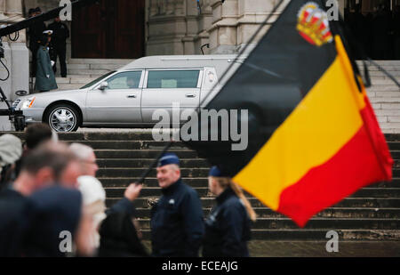 Brüssel, Belgien. 12. Dezember 2014. Ein Mann winkt die belgische Flagge als der Leichenwagen tragen den Sarg der belgischen Königin Fabiola Parks außerhalb der Kirche der Muttergottes für die Trauerfeier in Laeken, Brüssel, Hauptstadt von Belgien, 12. Dezember 2014. Belgiens Königin Fabiola, Witwe von König Baudouin und Königin zwischen 1960 und 1993, starb im Alter von 86 Jahren am 5. Dezember. Bildnachweis: Zhou Lei/Xinhua/Alamy Live-Nachrichten Stockfoto