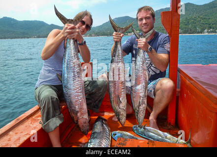 Thailand, Koh Tao, Mahi Mahi, Porträt des Paares Boot Betrieb fangen von Fischen Stockfoto