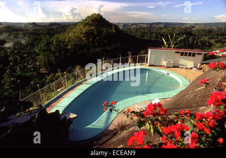 Schwimmbad in Mountain Chocolate Hills. Bohol. Die Visayas. Philippinen. Die Chocolate Hills sind eine geologische Formation ich Stockfoto