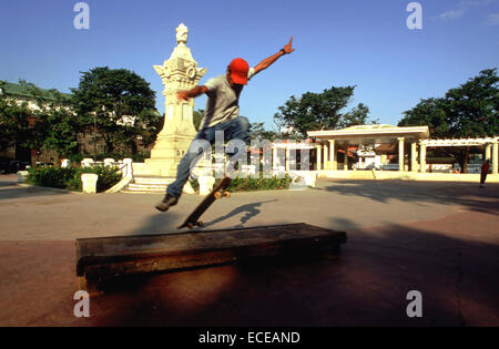 Junge Skateboard am Plaza Burgos zu spielen. Ilocos. Vigan. Philippinen. Plaza Burgos. Plaza Burgos ist die kleinere der beiden großen p Stockfoto