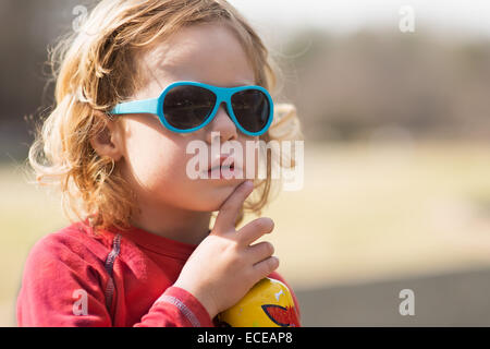 USA, South Carolina, Greenville County, Greenville, Boy (2-3) mit Sonnenbrille Stockfoto