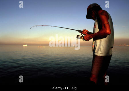 Fischer angeln in Manila Bay. Roxas Boulevard. Manila. Philippinen. Roxas Boulevard ist eine beliebte Uferpromenade in Mani Stockfoto