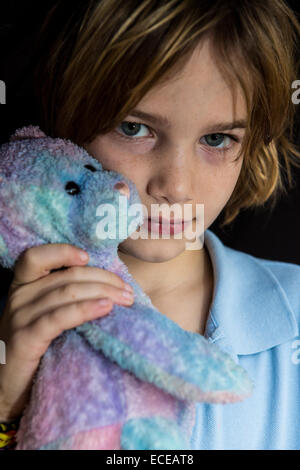 Bildnis eines Knaben halten einen Teddybär Stockfoto