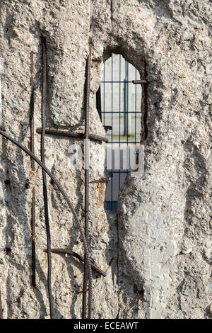 Teil der alten sowjetischen Mauer teilt Berlin Stockfoto