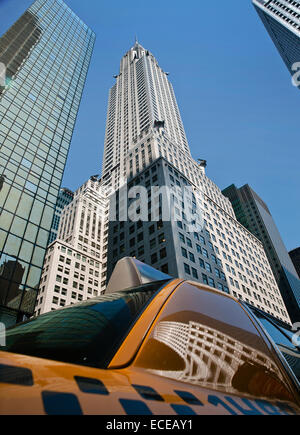 USA, New York State, New York City, Chrysler building reflektiert in Taxis Windschutzscheibe Stockfoto