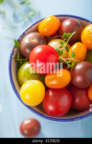 bunte Tomaten in Schüssel Stockfoto
