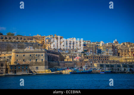 Malta, Valetta, Grand Harbour, Blick auf die Skyline der Uferpromenade vom Meer Stockfoto