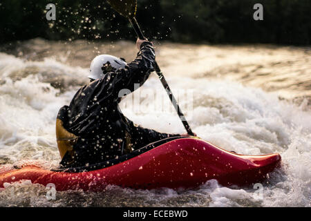 USA, Colorado, Clear Creek, Nahaufnahme Schuss des Mannes im Wildwasser Kajak Stockfoto