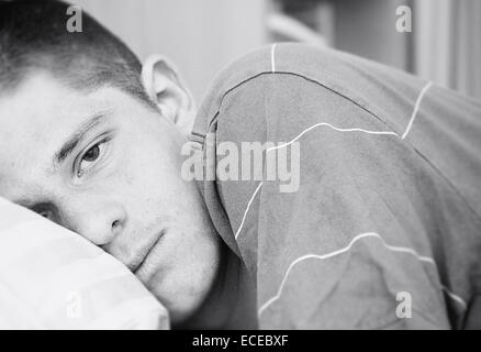 Porträt eines im Bett liegenden Teenagers Stockfoto