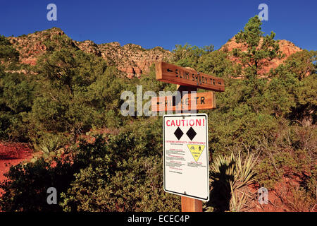 USA, Arizona, Sedona, Warnzeichen für Wanderer und Biker im Wald Stockfoto