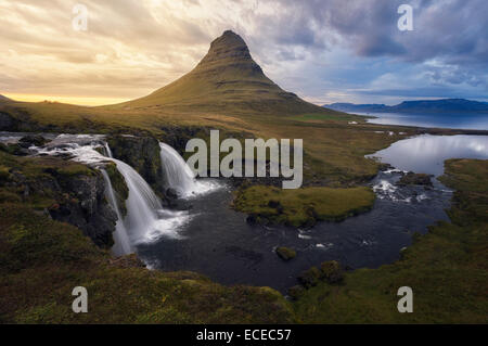 Island, Kirkjufellsfoss Wasserfall und Berg Kirkjufell Stockfoto