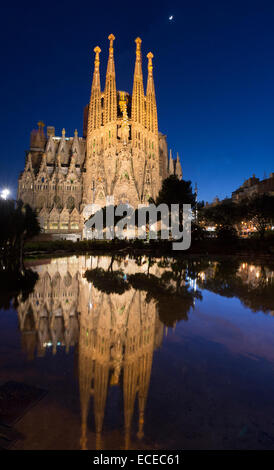 Sagrada Familia Reflexion im Wasser, Barcelona, Katalonien, Spanien Stockfoto