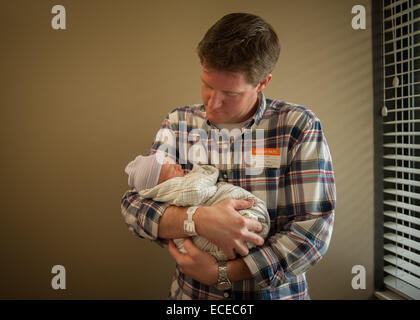 Vater Holding neugeborenes Baby im Krankenhaus Stockfoto