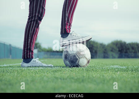 Geringen Teil der Mann mit Fußball Stockfoto