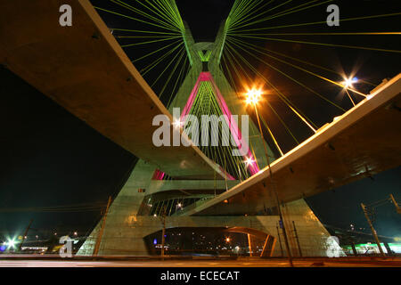 Brasilien, Bundesstaat Sao Paulo, Sao Paulo, Octavio Frias de Oliveira Bridge bei Nacht Stockfoto