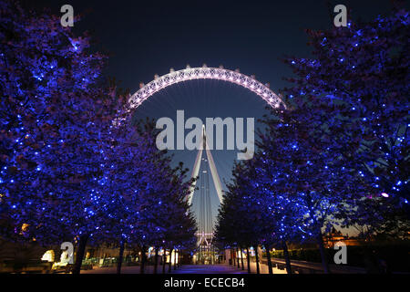 United Kingdom, England, London, beleuchtete Bäume mit London Eye auf Grund in der Nacht Stockfoto