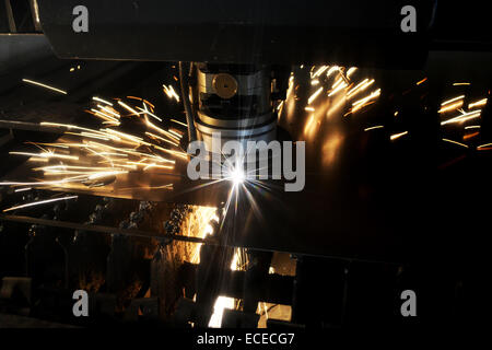 Laserschneidanlage während des Schneidens. Stockfoto