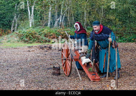 Ein Replikat ca. C15th Schnauze Kanone laden ist zum Brennen bereit. Stockfoto