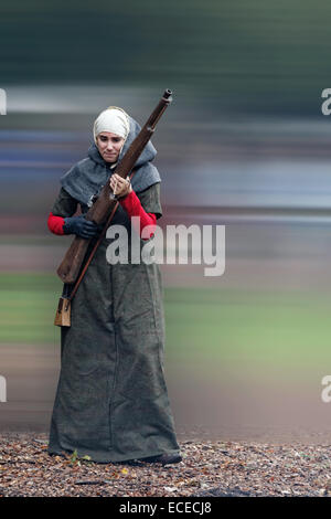 Handfeuerwaffe, Handfeuerwaffe, Handgonne - erste leicht portable Hand-held-Waffe ca. C15th, hier mit Frau Schütze Stockfoto