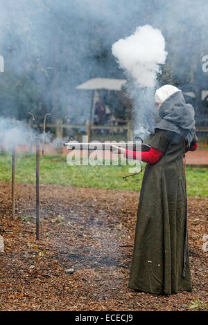 Handfeuerwaffe, Handfeuerwaffe, Handgonne - erste leicht portable Hand-held-Waffe ca. C15th, hier mit Frau Schütze Stockfoto