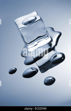 Eiswürfel mit Wassertropfen Stockfoto