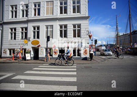 Nyhavn (wörtlich: neue Hafen), 17. Jahrhundert am Wasser, Kanal und Unterhaltung Bezirk in Kopenhagen, Dänemark Stockfoto