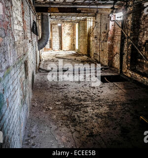 Im Inneren eines alten Lancashire Baumwolle Mühle zeigen Verfall in der Dachkonstruktion mit Metallstützen für das Dach Stockfoto