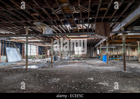 Im Inneren eines alten Lancashire Baumwolle Mühle zeigen Verfall in der Dachkonstruktion mit Metallstützen für das Dach Stockfoto