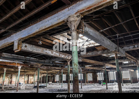 Im Inneren eines alten Lancashire Baumwolle Mühle zeigen Verfall in der Dachkonstruktion mit Metallstützen für das Dach Stockfoto