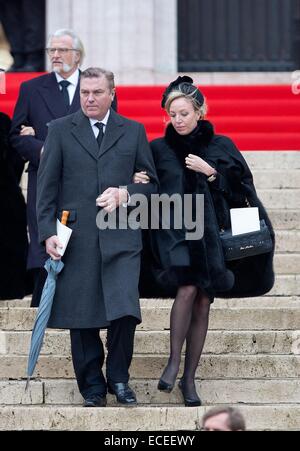 Brüssel, Belgien. 12. Dezember 2014. Prinzessin Camilla der Bourbon-zwei Sizilien, Herzogin von Castro und Prinz Carlo von Bourbon-zwei Sizilien, Herzog von Castroat die Beerdigung von Königin Fabiola in der Sint-Michiels-En Sint-Goedelekathedraal in Brüssel, 12 Dezember 2014. Foto: RPE/Albert Nieboer/Niederlande, / kein Draht-SERVICE-/ Dpa/Alamy Live News Stockfoto