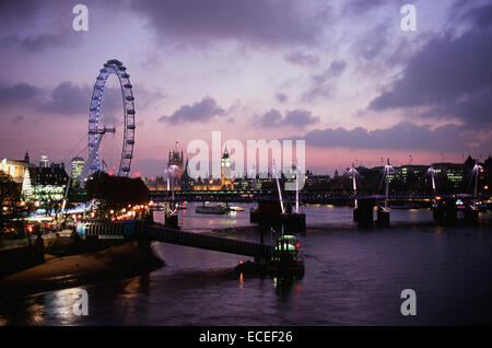 London UK von Waterloo Bridge an Weihnachten, am frühen Abend, auf der Suche nach Westen in Richtung der Palast von Westminster Stockfoto